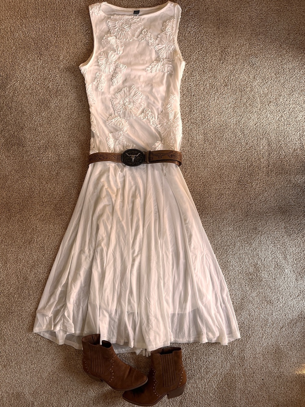 SHEIN White Sleeveless Midi Dress with Floral Appliqué and Pleated Skirt